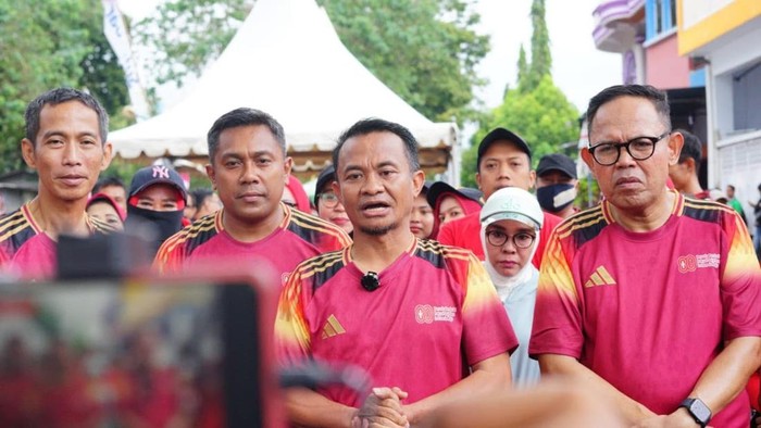 Bupati Bone Andi Asman Sulaiman (tengah) didampingi Wabup Bone Andi Akmal Pasluddin, Kapolres dan Dandim.
