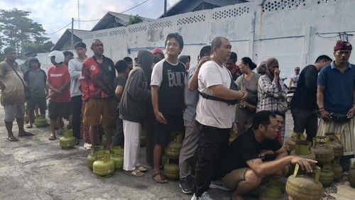 Warga saat ramai-ramai mengantri untuk mendapatkan LPG 3 kg di pasar murah LPG 3 kg yang berlokasi di Jalan Cokroaminoto, Denpasar, Bali pada Selasa (12/8/2025).