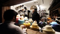 Seorang perempuan Saudi menjual topi koboi Amerika di Cowboy Town. REUTERS/Hamad I Mohammed