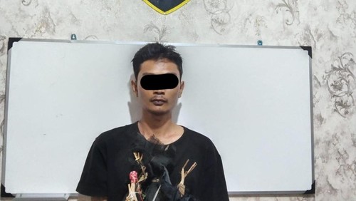 Ayah di Tabanan pria berinisial I Gusti AGAG ditangkap polisi lantaran mencuri uang kepeng, sesari, hingga duit amal musala ditangkap polisi, Rabu (20/8/2025) malam. Ia juga mengajak anaknya dalam pencurian tersebut. (Dok. Polres Tabanan)