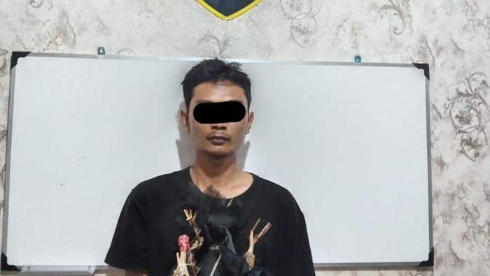 Ayah di Tabanan pria berinisial I Gusti AGAG ditangkap polisi lantaran mencuri uang kepeng, sesari, hingga duit amal musala ditangkap polisi, Rabu (20/8/2025) malam. Ia juga mengajak anaknya dalam pencurian tersebut. (Dok. Polres Tabanan)