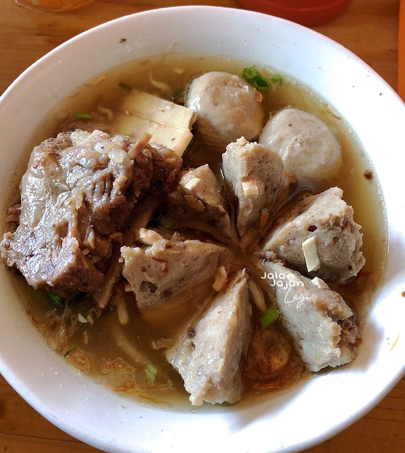 Rekomendasi makan siang: bakso iga di Jakarta