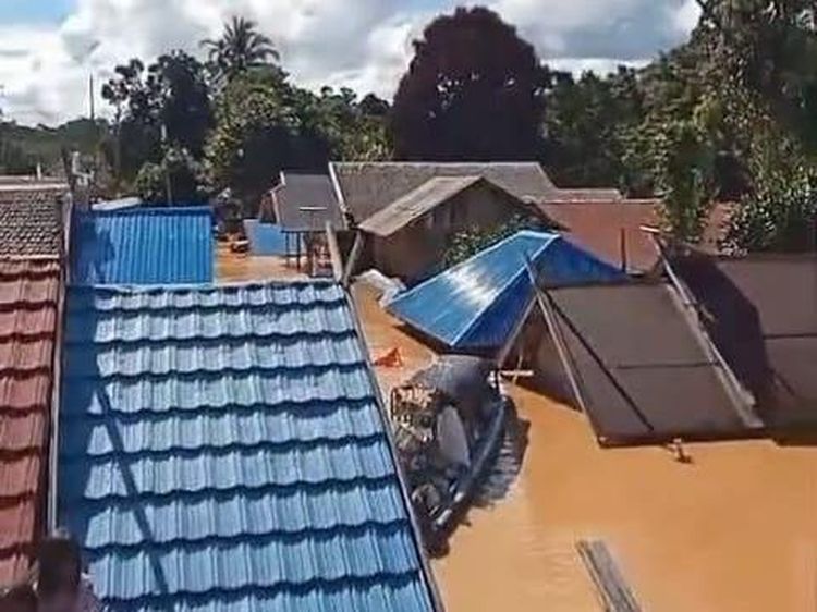 Ngerinya Banjir di Kapuas, Warga Cari Aman ke Atap Rumah
