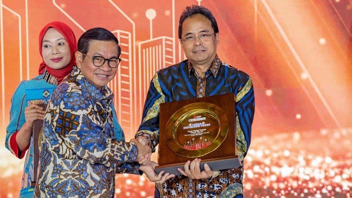 Bank Jakarta menerima penghargaan atas upaya digitalisasi pasar tradisional.