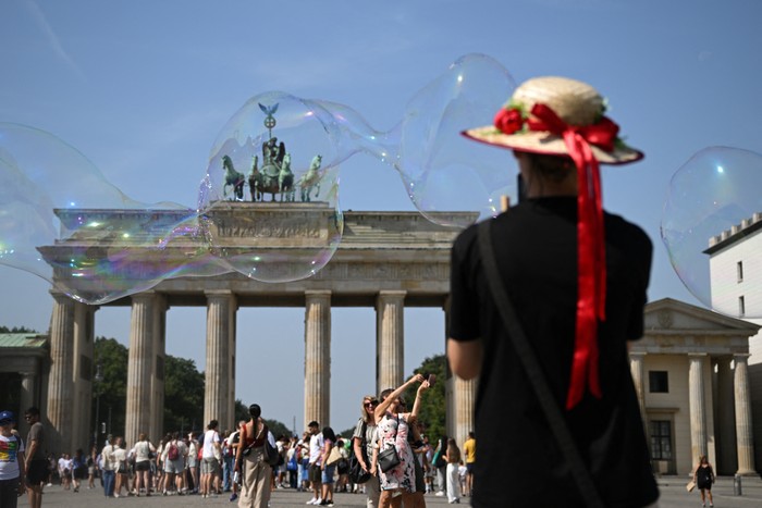 Berlin mempromosikan seni, sejarah, dan klub malamnya untuk tarik wisatawan. Kota ini tampil sebagai alternatif segar dari destinasi Eropa selatan. Ibu kota Jerman ini mempromosikan kancah seni mutakhirnya, istana-istana Prusia, dan klub-klub tekno t