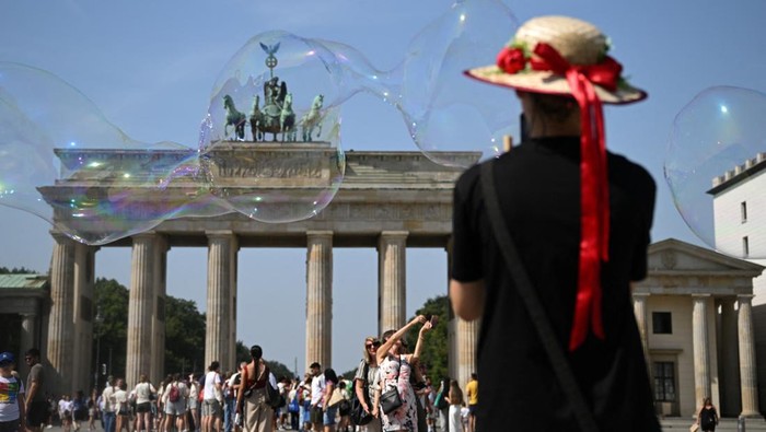 Berlin Tawarkan Wisata Budaya & Seni Modern di Tengah Lesunya Pariwisata Eropa Berlin mempromosikan seni, sejarah, dan klub malamnya untuk tarik wisatawan. Kota ini tampil sebagai alternatif segar dari destinasi Eropa selatan. Ibu kota Jerman ini mempromosikan kancah seni mutakhirnya, istana-istana Prusia, dan klub-klub tekno ternama untuk mendongkrak sektor pariwisata yang tertinggal dari ledakan pascapandemi yang terjadi di wilayah Eropa lainnya.