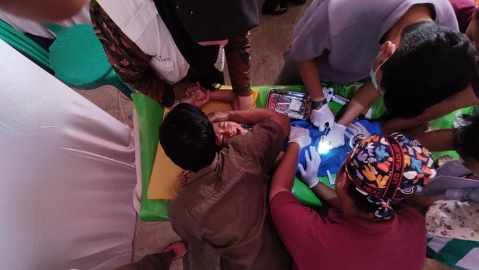 Bocah menangis saat jalani sunatan.