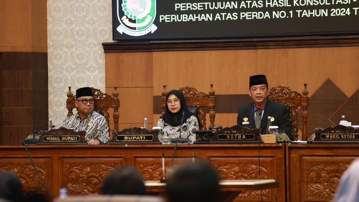 Bupati Banyuwangi Ipuk Fiestiandani saat memberikan pemaparan dalam Rapat Paripurna di kantor DPRD Banyuwangi