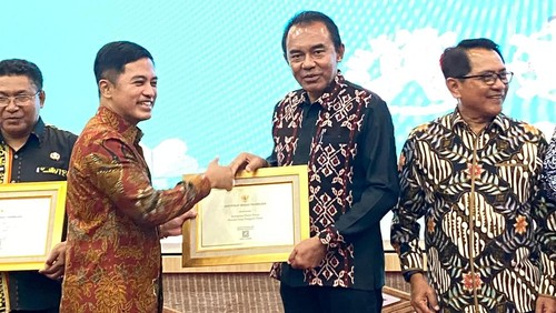 Bupati Flores Timur, Anton Doni Dihen, menerima sertifikat bebas Frambusia dari Kemenkes, Rabu (20/8/2025). (Foto: Dok. Pemkab Flores Timur)