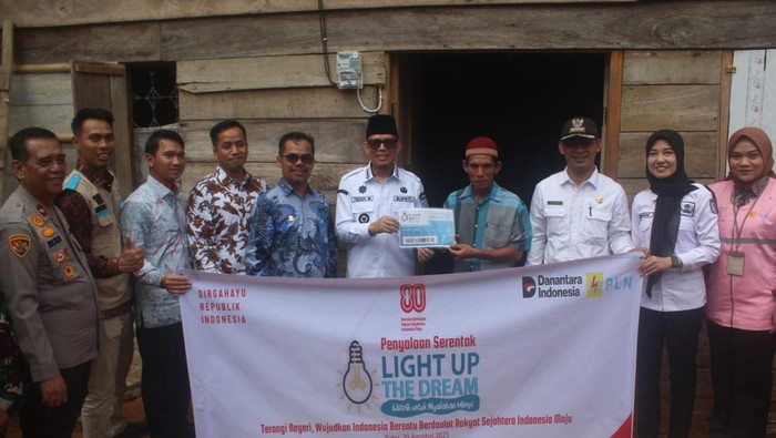 Bupati OKU Teddy Meilwansyah menghadiri acara pemberian sambungan listrik gratis.