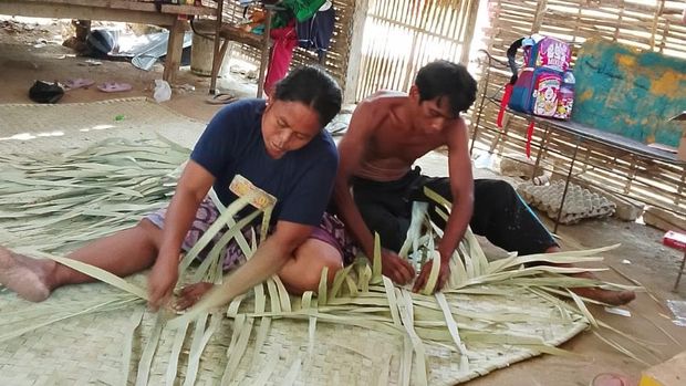 Samsul, buruh pemanjat pohon siwalan di Desa Kertagena Laok, Kecamatan Kadur, Pamekasan