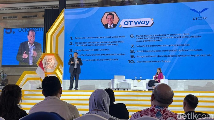 Chairul Tanjung saat berbicara di LPS Financial Festival Medan. (Nizar Aldi/detikSumut)