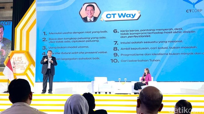 Chairul Tanjung saat menjadi inspirational speech dalam acara LPS Financial Festival 2025 Medan. (Foto: Finta Rahyuni/detikSumut).