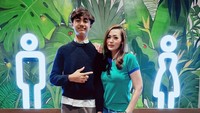 Tapi ia merasa ada aneh dengan penampilan foto bersama. Foto: dok instagram Christy Jusung