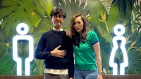 Christy merasa Bintang terlalu tinggi sampai harus jinjit saat foto bersama demi menyamai tinggi anaknya. Ko Mama berasa pendek amat yah Bin skrg ? Abaikan Slide terakhir Harus Jinjit biar sama tinggi, tulisnya dalam Instagram miliknya dilihat detikcom, Sabtu (23/8/2025).  Foto: dok instagram Christy Jusung