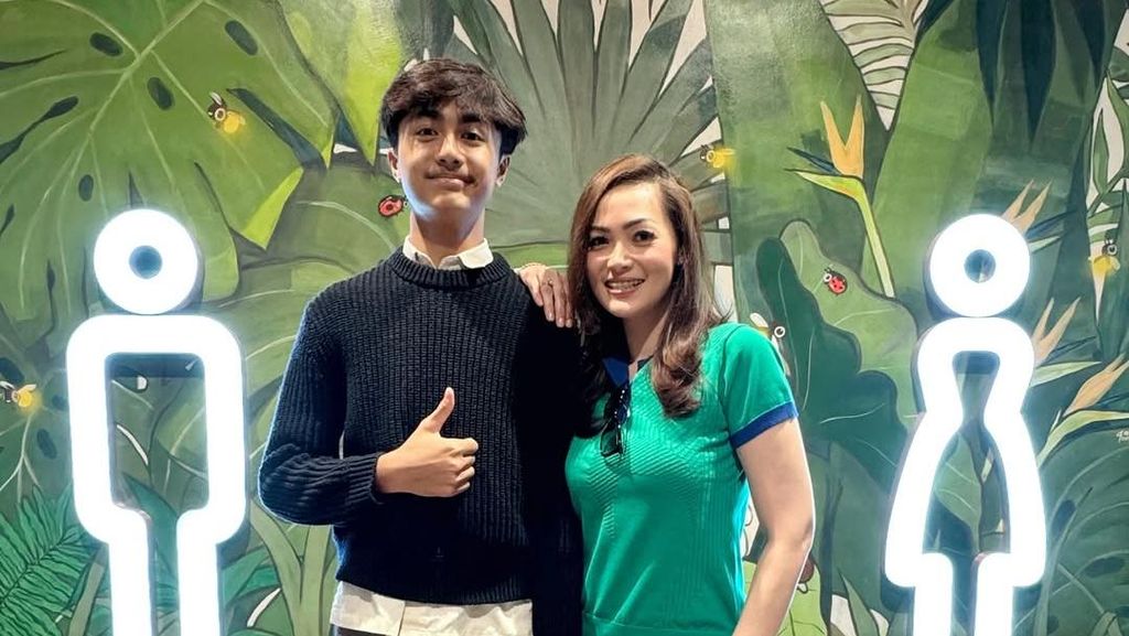 Christy Jusung Terpaksa Jinjit saat Foto demi Samai Tinggi Anak