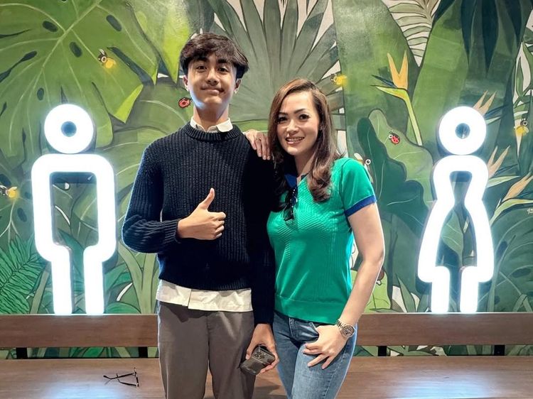 Christy Jusung Terpaksa Jinjit saat Foto demi Samai Tinggi Anak