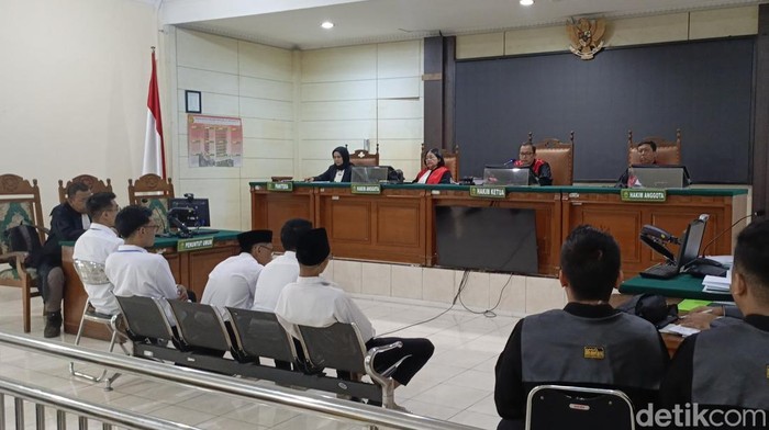 Suasana sidang mahasiswa yang jadi terdakwa dalam kasus kericuhan saat demo May Day 1 Mei 2025 di Pengadilan Negeri Semarang, Kamis (21/8/2025).