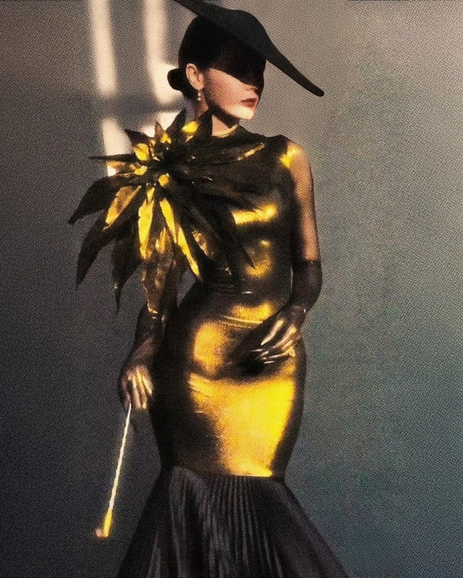 Dalam ‘black carpet’ Dilraba mengenakan gaun “The Golden Whisky”. Gaun panjang bernuansa keemasan dengan korset dan rok  lipit bersiluet putri duyung, dihiasi bunga jumbo di dada dari Koleksi Couture FW25 terbaru Robert Wun. Foto: Weibo DRB Studio