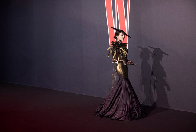 Begini gayanya yang penuh karisma saat melewati karpet hitam. Foto: Weibo DRB Studio