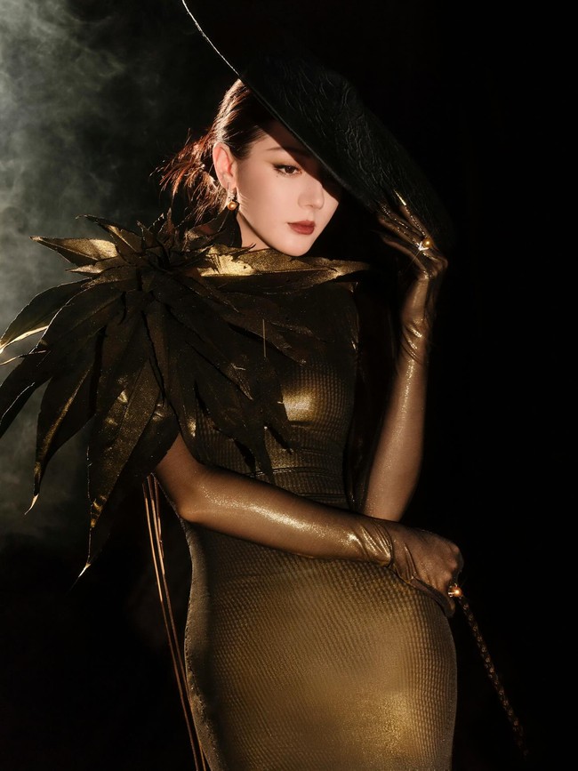 Penampilan Dilraba Dilmurat selalu ditunggu para penggemar, terutama di acara-acara karpet merah. Gayanya baru-baru ini dalam ajang W Fashion Gala China pun tidak mengecewakan. Foto: Weibo DRB Studio