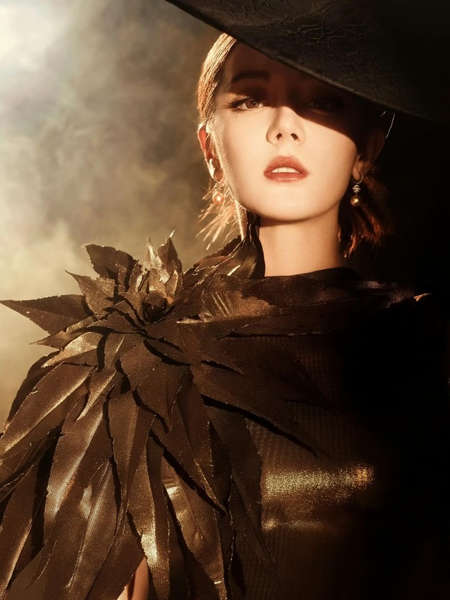 Dalam acara fashion bertabur bintang-bintang kenamaan China tersebut Dilraba memilih gaya yang lebih dramatis dari biasanya. Aktris yang juga dikenal sebagai Dilreba itu mempercayakan gayanya pada desainer Robert Wun. Foto: Weibo DRB Studio