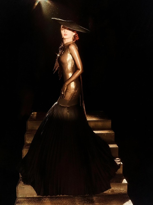 Gayanya semakin dramatis sekaligus misterius dengan penambahan topi besar. Foto: Weibo DRB Studio