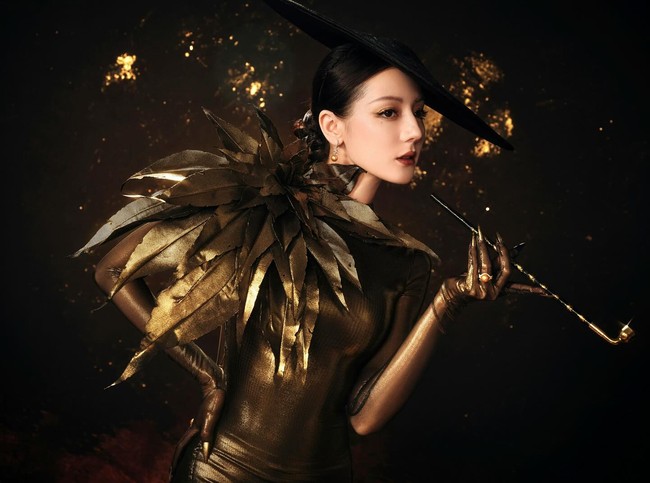 Adapun properti pipa rokok juga sarung tangan yang menambah kesan couture dari gayanya. Foto: Weibo DRB Studio