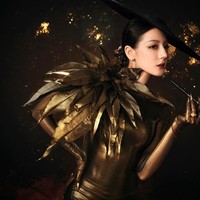 Adapun properti pipa rokok juga sarung tangan yang menambah kesan couture dari gayanya. Foto: Weibo DRB Studio