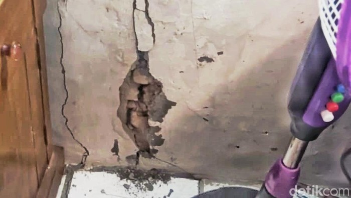 Dinding dan atap rumah Jenal yang mengalami kerusakan akibat gempa bumi di Pangkalan, Kabupaten Karawang