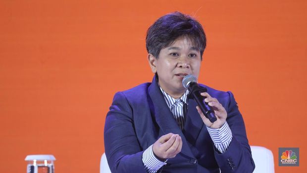 Direktur Utama PT Indonesia Asahan Alumunium (INALUM), Melati Sarnita menyampaikan pemaparan dalam acara LPS FInancial Festival 2025 di Regale International Convention Center, Medan, Sumatera Utara, Kamis (21/8/2025). (CNBC Indonesia/Tri Susilo)