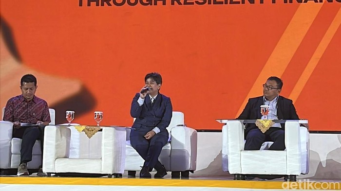 Dirut PT Inalum Melati Sarnita (tengah) saat acara LPS Financial Festival 2025 di Medan. (Finta Rahyuni/detikSumut).