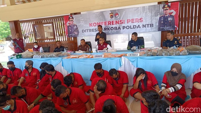 Ditresnarkoba Polda NTB ungkap 12 kasus peredaran narkoba  dengan tersangka sebanyak 23 orang selama periode Juli-Agustus 2025, Kamis (21/8/2025). (Abdurrasyid Efendi/detikBali).