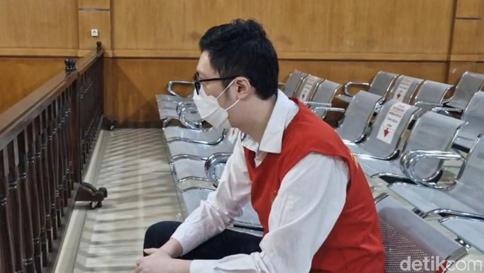 Dokter Priguna saat menghadiri sidang dakwaan di PN Bandung. Dia didakwa melakukan tindak pidana kekerasan seksual atas pemerkosaan di RSHS Bandung.