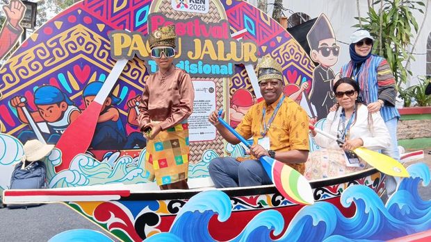 Dubes Mozambik untuk Indonesia, Belmiro Jose Malate, menjajal pop up Pacu Jalur.