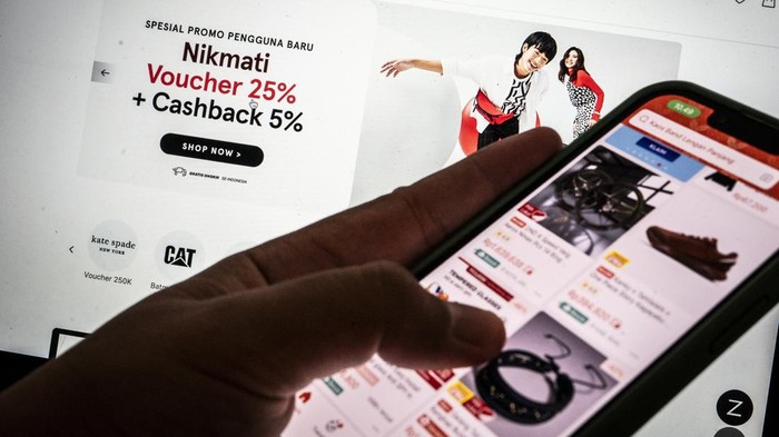 Warga melihat barang dagangan pada aplikasi platform niaga elektronik (e-commerce) di Semarang, Jawa Tengah, Kamis (21/8/2025). Bank Indonesia (BI) mencatat transaksi pada platform niaga elektronik mengalami pertumbuhan, dengan nilai mencapai Rp44,4 triliun atau tumbuh 2,32 persen (year-on-year/yoy) pada Juli 2025. ANTARA FOTO/Aprillio Akbar