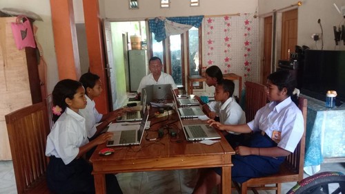 Enam siswa SMPN Satu Atap Kokor di Manggarai Barat, NTT, melaksanakan simulasi ANBK di Labuan Bajo setelah menempuh perjalanan sekitar 75 kilometer. (Foto: Dok. Yohanes Mansur)