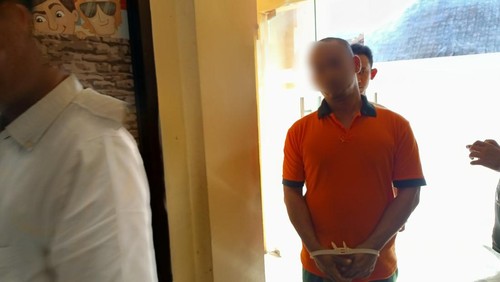 FS, tersangka pemerkosa bocah berusia 4 tahun di Kecamatan Selaparang digelandang menuju Rutan Polresta Mataram untuk ditahan. (Abdurrasyid Efendi/detikBali)