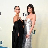 Di sisi lain, kehidupan pribadinya juga menjadi sorotan. Pada Juni lalu, Johnson dikabarkan berpisah dari vokalis Coldplay, Chris Martin, setelah enam tahun menjalin hubungan. Pasca-putus, ia terlihat berlibur ke Ibiza bersama sejumlah teman, termasuk aktris Kate Hudson. (Foto: Gilbert Flores/Variety via Getty Images)