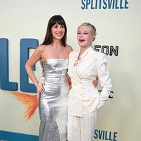 Aktris Dakota Johnson tampil anggun di acara pemutaran perdana film terbarunya ‘Splitsville’ di The Grove, Los Angeles, Amerika Serikat, pada Selasa (20/8/2025). Perempuan 35 tahun itu datang ditemani sang ibu, aktris senior Melanie Griffith. (Foto: Gilbert Flores/Variety via Getty Images)