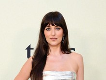Saat Dakota Johnson Jadi ART Android di Trudy Blue