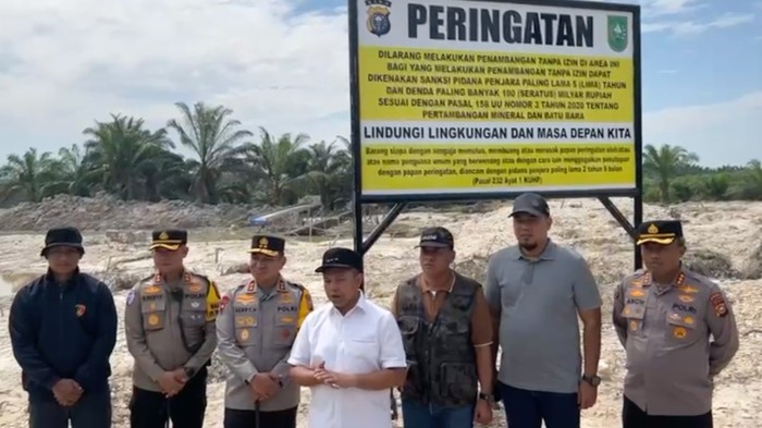 Gubernur Riau Abdul Wahid dan Kapolda Irjen Herry Heryawan mengecek lokasi PETI di Indragiri Hulu, Kamis (21/8/2025).