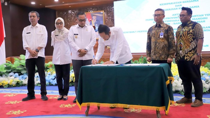Gubernur Rudy saat penandatanganan kerja sama dengan penyalur fasilitas pembiayaan perumahan MBR