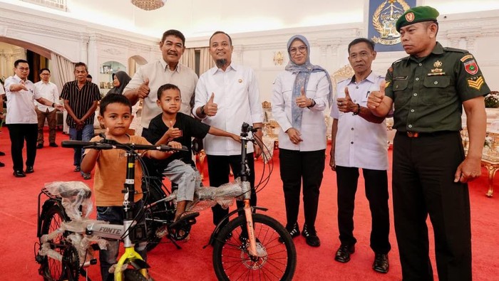 Gubernur Sulsel Andi Sudirman Sulaiman memberikan hadiah sepeda kepada 2 bocah yang viral memungut sisa kua saat HUT RI di Gowa.