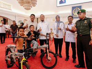 2 Bocah Pungut Sisa Kue Saat HUT RI Dapat Hadiah Sepeda dari Gubernur Sulsel