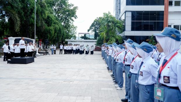 Gubernur Sulsel Andi Sudirman Sulaiman memotivasi siswa Sekolah Rakyat di Makassar saat MPLS. Gubernur Sulsel Andi Sudirman Sulaiman memotivasi siswa Sekolah Rakyat di Makassar saat MPLS.