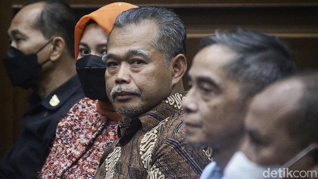 Hakim Nonaktif Djuyamto Didakwa Terima Suap Rp9,5 Miliar Kasus Migor Mantan hakim nonaktif Djuyamto menjalani sidang perdana kasus dugaan korupsi di Pengadilan Tipikor Jakarta, Kamis (21/8/2025). Ia didakwa menerima suap Rp9,5 miliar terkait perkara ekspor minyak goreng.