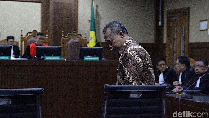 Mantan hakim nonaktif Djuyamto menjalani sidang perdana kasus dugaan korupsi di Pengadilan Tipikor Jakarta, Kamis (21/8/2025). Ia didakwa menerima suap Rp9,5 miliar terkait perkara ekspor minyak goreng.