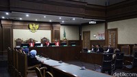 Sidang ini menjadi sorotan karena menyangkut uang suap besar dan rekam jejak Djuyamto dalam kasus penting nasional. Publik menunggu perkembangan putusan majelis hakim.  