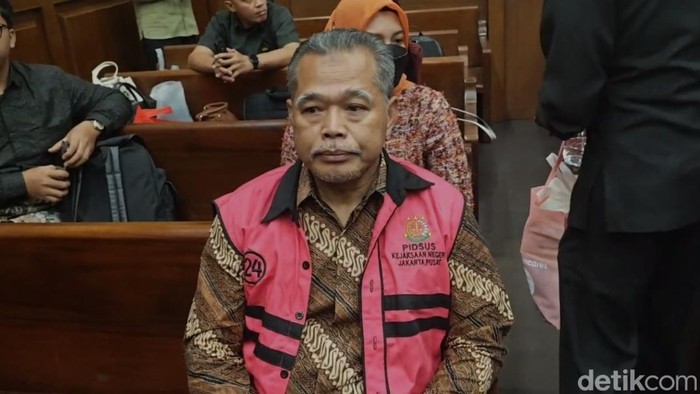 Hakim nonaktif PN Jaksel Djuyamto didakwa menerima uang suap Rp 9,5 miliar terkait kasus vonis lepas ekspor minyak goreng (migor). (Mulia/detikcom)